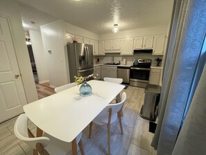 Dining - Quiet mountain retreat convenient to hiking and Asheville (Weaverville)