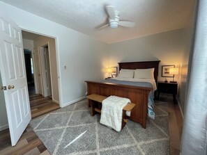 2 bedrooms, iron/ironing board, WiFi, bed sheets - Quiet mountain retreat convenient to hiking and Asheville (Weaverville)