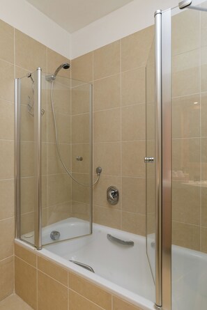 Comfort-Apartment | Badezimmer | Badewanne und Dusche (separat), Haartrockner, Handtücher, Seife