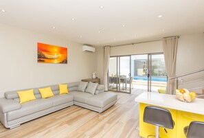 Premium-Villa, 3 Schlafzimmer, Poolblick | Wohnbereich | Fernseher