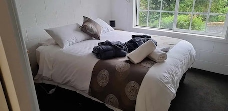 2 bedrooms, iron/ironing board, travel cot, free WiFi. Orchard Apartment Devonport