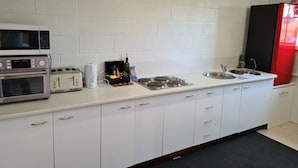 Fridge, microwave, oven, stovetop - Orchard Apartment Devonport (Don)