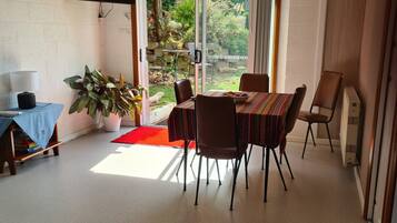 2 bedrooms, iron/ironing board, travel cot, free WiFi