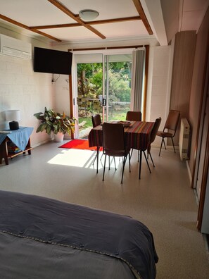 2 bedrooms, iron/ironing board, travel crib, free WiFi - Orchard Apartment Devonport (Don)