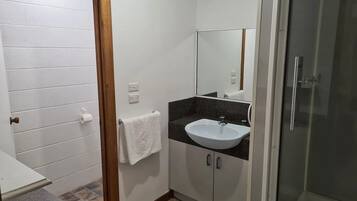 Doccia, asciugacapelli, asciugamani, sapone