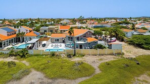 Exterior - Spacious Oasis! 6BR Villa w Pool & Backyard Views (Noord)