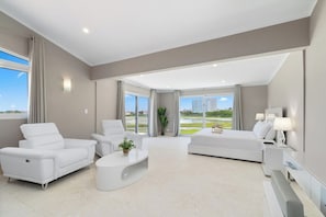 6 bedrooms, iron/ironing board, free WiFi, bed sheets - Spacious Oasis! 6BR Villa w Pool & Backyard Views (Noord)