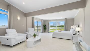 6 slaapkamers, een bureau, een strijkplank/strijkijzer, reisbedje