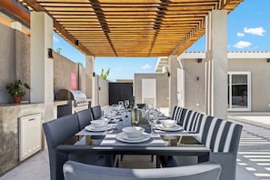 Outdoor dining - Spacious Oasis! 6BR Villa w Pool & Backyard Views (Noord)