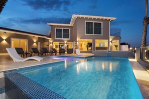 Pool - Spacious Oasis! 6BR Villa w Pool & Backyard Views (Noord)