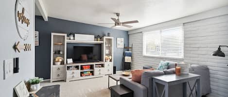 Casa, 4 habitaciones | Área de sala de estar | Smart TV