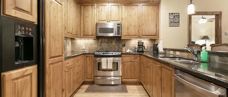 Apartment, 3 Schlafzimmer | Eigene Küche | Kühlschrank, Ofen, Wasserkocher mit Kaffee-/Teezubehör, Toaster