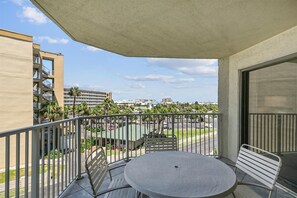 Condo, 2 Bedrooms | Property grounds