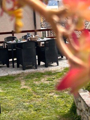Outdoor dining - Historic village 30m from Lake Iseo surrounded by nature and lots of tranquility (TAVERNOLA BERGAMASCA)