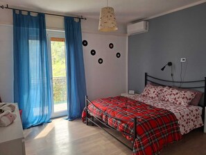 3 makuuhuonetta, työpöytä, silitysrauta/-lauta, vauvan matkasänky