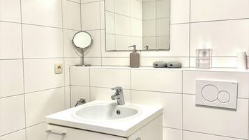 Secador de pelo, toallas, jabón, papel higiénico