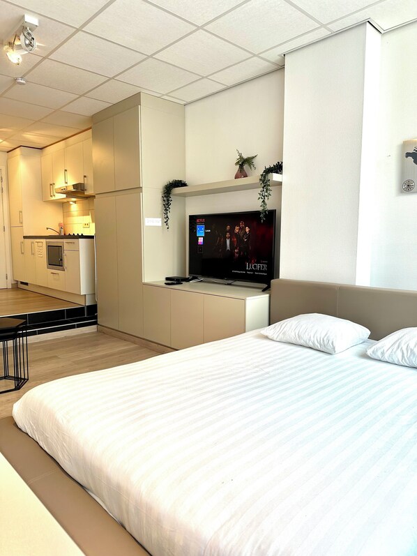 Iron/ironing board, free WiFi, bed sheets - Beautiful Studio In The Heart of Grand Place (Bruxelles)