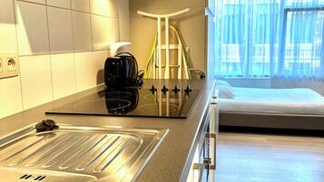 Refrigerador, microondas, placa de cocina, lavavajillas