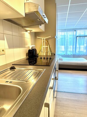 Geladeira, micro-ondas, cooktop, lava-louças