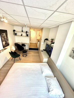 Iron/ironing board, free WiFi, bed sheets - Beautiful Studio In The Heart of Grand Place (Bruxelles)