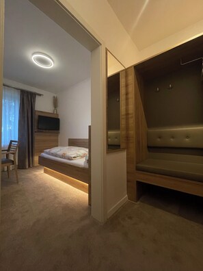 Enkeltrom – classic | Skrivebord, skrivebord for bærbar PC, wi-fi (inkludert) og sengetøy