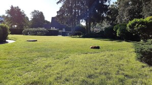 A well-maintained grassy area with a sign indicating a hotel nearby. - Hotel Restaurant Steinhägerquelle (Steinhagen)