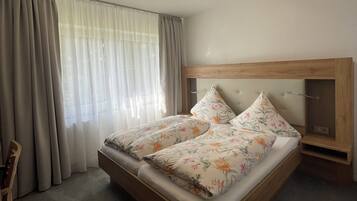 Superior tweepersoonskamer | Een bureau, een laptopwerkplek, gratis wifi, beddengoed