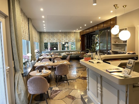 Daily buffet breakfast for a fee. Hotel Restaurant Steinhägerquelle