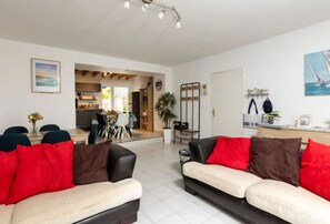 Een televisie, een dvd-speler en boeken