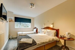 Triple Room | Free WiFi, bed sheets - Commodore Hotel (Nottingham)