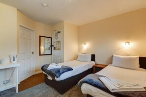 Twin Room | Free WiFi, bed sheets - Commodore Hotel (Nottingham)