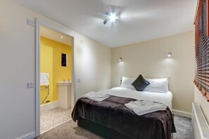 Double Room | Free WiFi, bed sheets - Commodore Hotel (Nottingham)