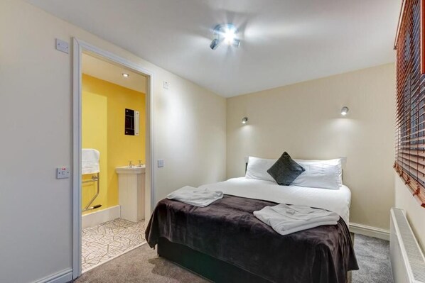 Double Room | Free WiFi, bed sheets - Commodore Hotel (Nottingham)