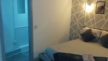 Double Room | Free WiFi, bed sheets