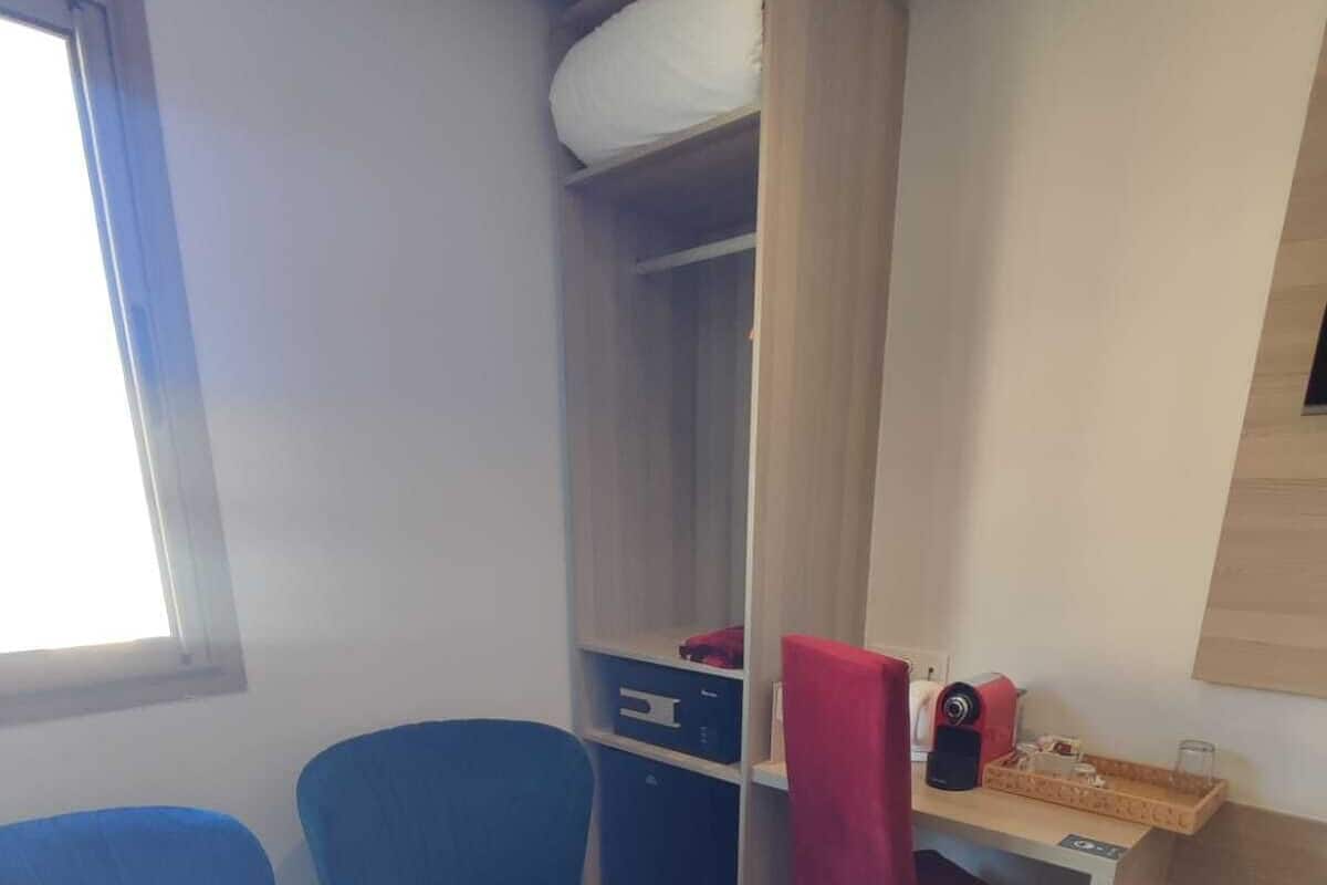 Superior-Zimmer | Wohnbereich | 32-Zoll-Flachbildfernseher mit Premium-TV-Sendern, Fernseher