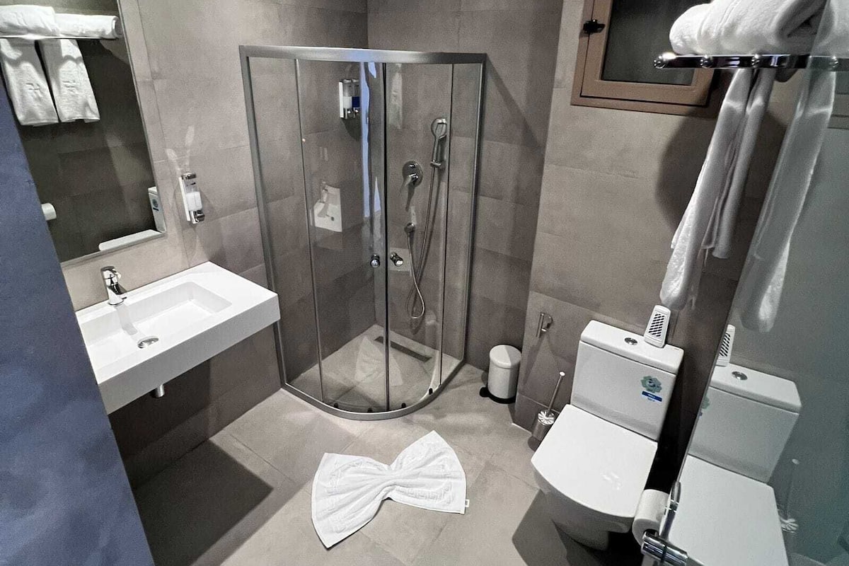 Economy-Einzelzimmer | Badezimmer | Handtücher