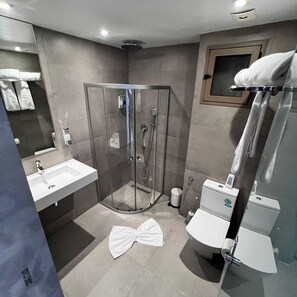 Economy Single Room | Bathroom | Towels - Hotel Al Fajr (Oujda)