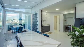 Apartamento | Cozinha privada | Micro-ondas, liquidificador, talheres/pratos/utensílios de cozinha