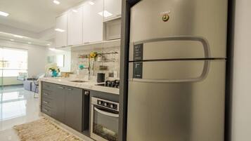 Apartamento | Cozinha privada | Micro-ondas, liquidificador, talheres/pratos/utensílios de cozinha