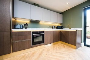 Kjøleskap, mikrobølgeovn, ovn og oppvaskmaskin