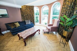 Smart TV - The Cavern Suite at Foxlow Grange (Derbyshire)