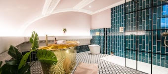 The Crescent Suite - Hot Tub, Brass Bath, Pet Friendly