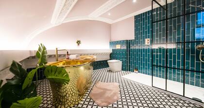 The Crescent Suite - Hot Tub, Brass Bath, Pet Friendly