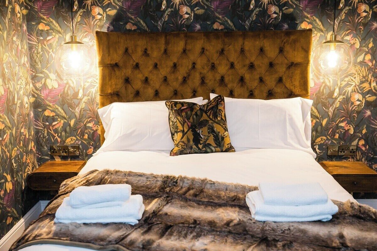 Iron/ironing board, free WiFi, bed sheets