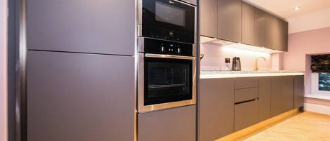 Kylskåp, mikrovågsugn, ugn och diskmaskin