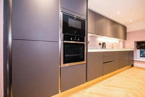 Kjøleskap, mikrobølgeovn, ovn og oppvaskmaskin