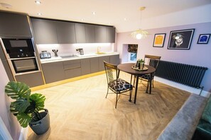 Kjøleskap, mikrobølgeovn, ovn og oppvaskmaskin