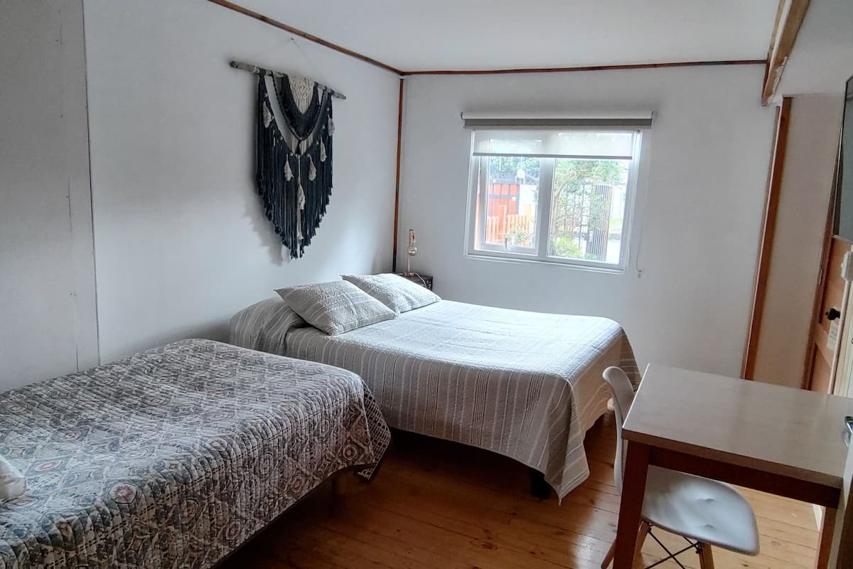 Familie driepersoonskamer | 1 slaapkamer, een laptopwerkplek, gratis wifi, beddengoed