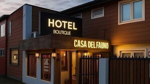 Un hotel llamado "Hotel Boutique Casa Del Fauno" con una fachada moderna y una entrada bien iluminada.