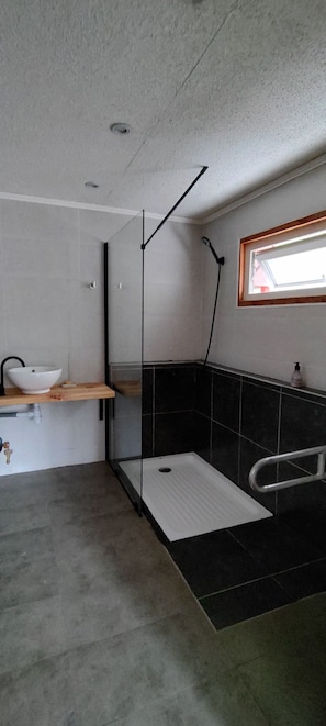 Quarto triplo família | Banheiro | Secador de cabelo (mediante solicitação), toalhas de banho, sabonete